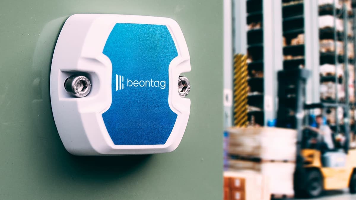 Dispositivo Beontag de RFID na logistica instalado em parede de armazém, com empilhadeira ao fundo em operação.
