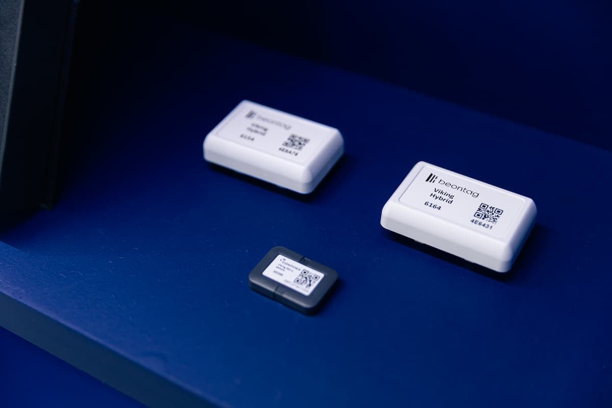 Dispositivos RFID industriales de diferentes tamaños sobre una superficie azul, ilustrando los componentes utilizados en un sistema RFID para la identificación y trazabilidad de activos.