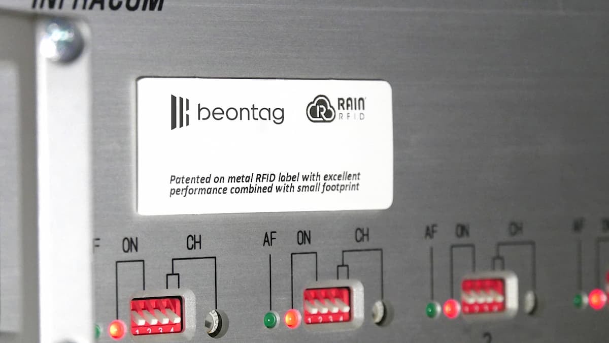 Etiqueta metálica da Beontag com tecnologia RFID aplicada em equipamento industrial, destacando solução RAIN RFID para identificação e rastreamento em superfícies metálicas.
