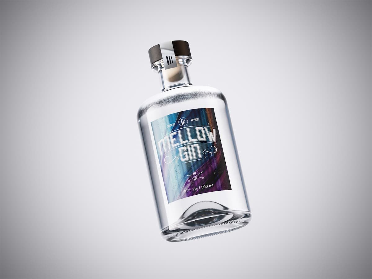 Garrafa de gin transparente inclinada sobre fundo branco, com rótulo colorido e design moderno em tons de azul, roxo e preto, exibindo o nome “Mellow Gin” em letras brancas grandes no centro.