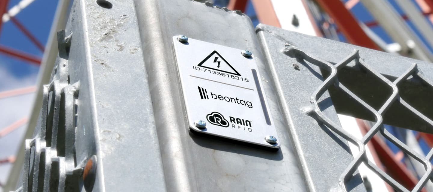 Etiqueta RFID Beontag fixada em uma estrutura metálica industrial, com identificação e símbolo de alerta, mostrando rastreamento de ativos em metal.